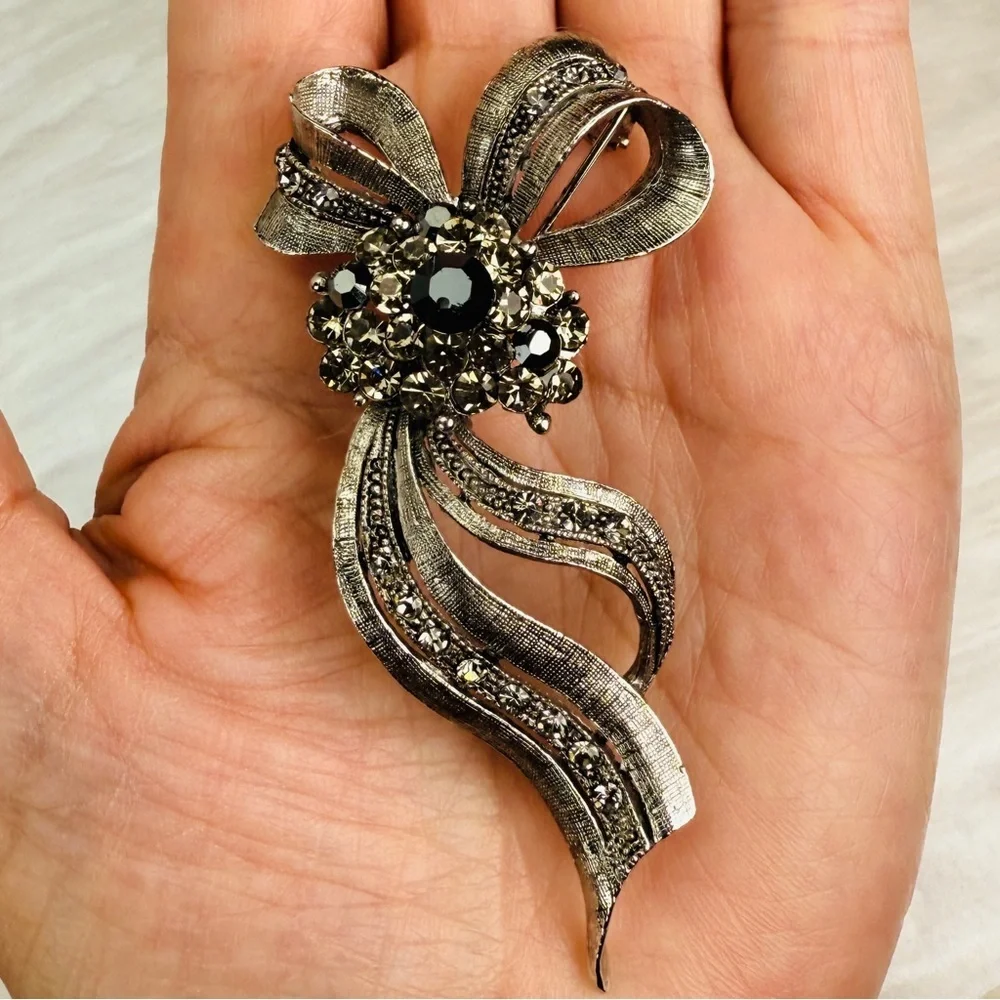 Vintage Art Deco Aged Silvertone Bow Bling Brooch